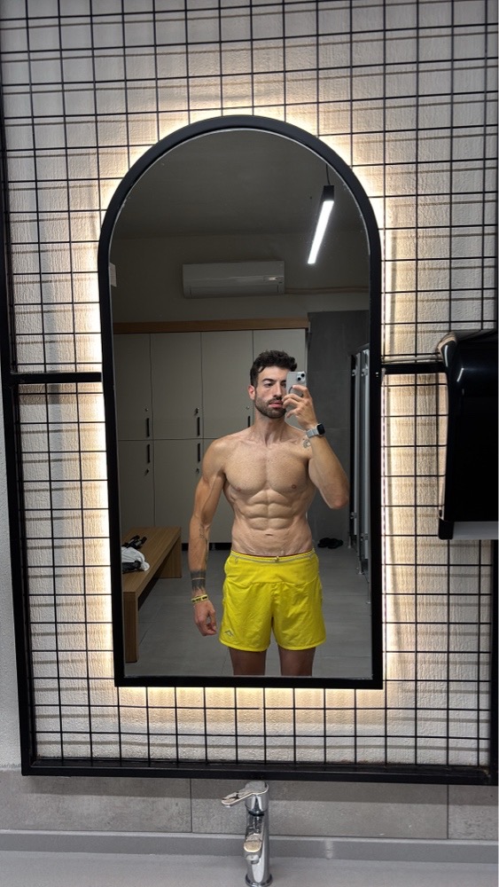 Emre Can Yılmaz soyunma odasında ayna karşısında